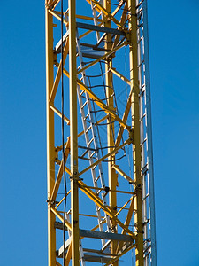 工程Crane梯子细节黄吊起重塔的楼梯详情天空真实的图片