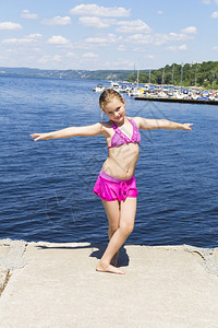穿粉红色泳衣的跳舞的小女孩图片