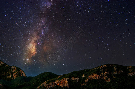 天空蓝色的山上有牛奶长速的外表假体山上有牛奶也星座图片