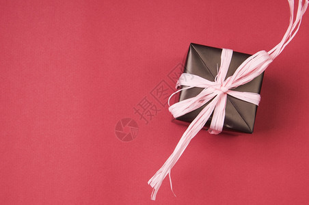 闪光带有粉红弓和彩色背景的丝带礼品盒庆祝有色图片