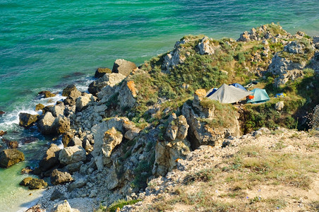 帐篷黑海克里米亚特塔尔汉胡特和海岸岩石的旅游营地黑色石灰图片