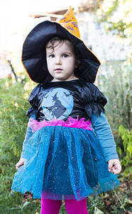 裙子一个带着万圣节装扮的小女孩头上戴着黑帽子色的派对图片