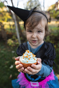 户外森林里捧着蛋糕的小女孩图片