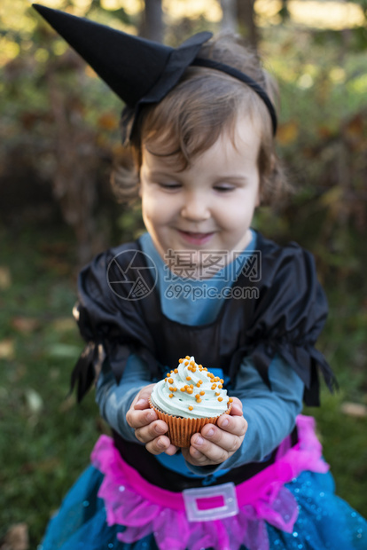 户外森林里捧着蛋糕的小女孩图片