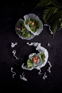 纸餐厅健康深色背景上的新鲜蔬菜米饭卷新鲜蔬菜米饭卷图片
