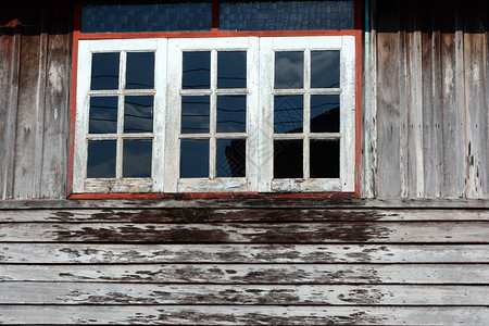 泰国老式木屋窗户紧贴近泰国的旧木屋窗户玻璃复古的木头图片