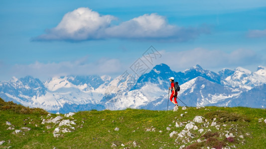 距离在山上徒步旅行一个单身女孩与远处的雪地高山风景相近运动人们图片