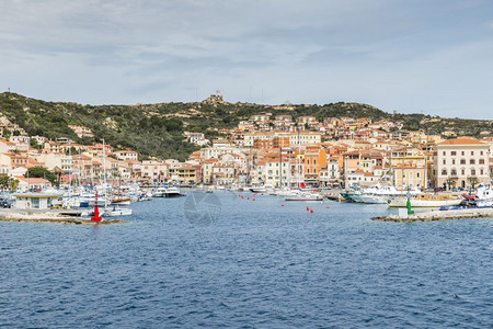 山意大利语海从撒丁岛LaMaddalena岛的水上看到村您乘坐渡轮从意大利撒丁岛的Palua到达这个岛的村意大利撒丁岛图片