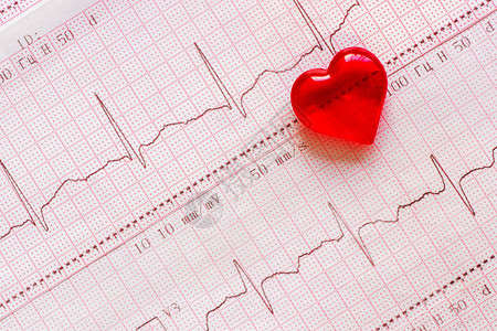 脉冲在心电图ECG背景上的红塑料心脏健康日的概念反向地盘生活查看图片