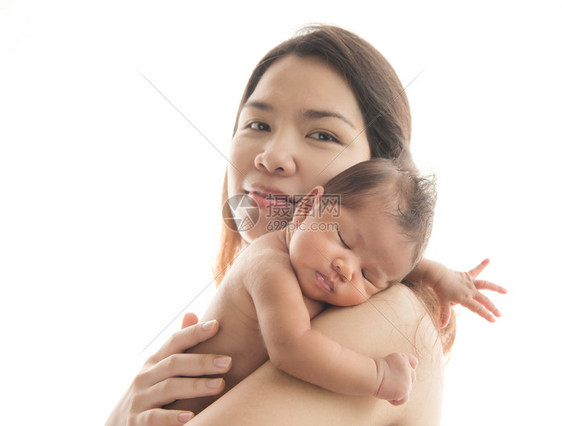 妈接触年轻美丽的母亲及其孤立白种背景的新生婴儿以孤立的白种背景色图片