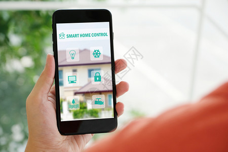 泰国人们自动化手持智能机在屏幕设备上显示智能家庭控制图标智能家庭控制概念和智能家庭控制概念图片