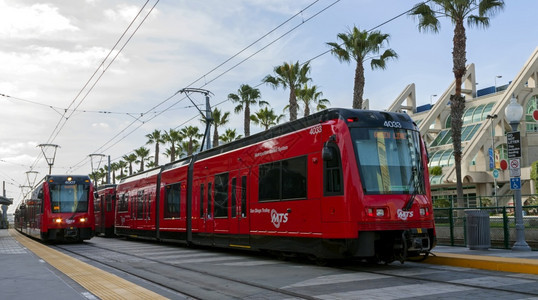 炽烈大都会圣地亚哥加利福尼美国2014年月23日圣地亚哥电车是在圣地亚哥大都市区运行的轻轨系统桑图片