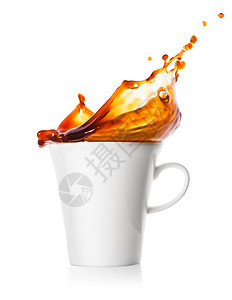 泼墙画液体在白背景喷雾和咖啡杯中洒泼咖啡一个孤立的杯子上喷洒白色