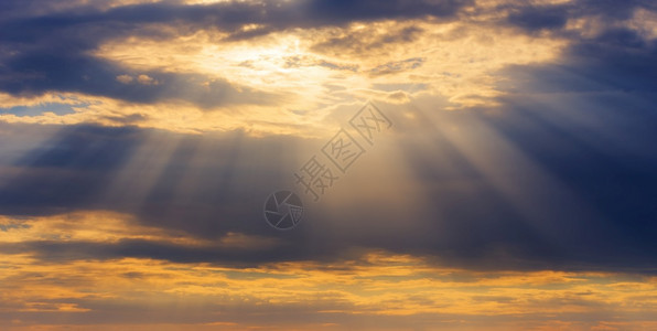 黄昏暮夜日落天空云彩大气中的光线和其他影响震动夜夕阳天空闪耀在大气层中的亮光之及其他影响戏剧图片