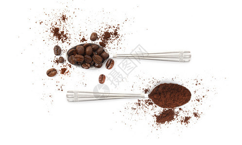 新鲜的喝浓咖啡有豆和粉的勺子白底孤立在色背景上图片