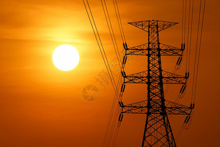 高电压塔的休眠其日落背景美丽金属丝伏特工业的图片