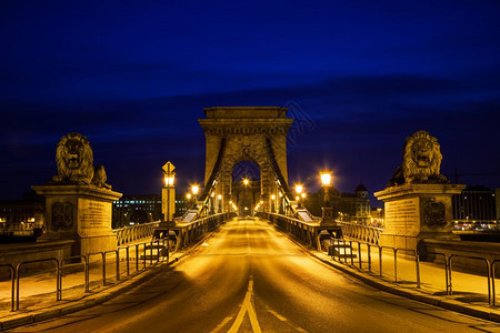 匈牙利布达佩斯夜晚的大桥图片