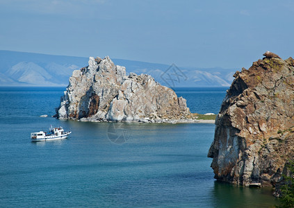 俄罗斯西伯利亚贝加尔湖岬角布汗奥洪岛的岩石沙曼卡水夏天景观图片
