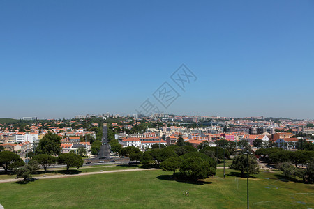 城市景观从葡萄牙塔古斯河上的贝伦塔空中观察里斯本纪念碑旅游背景图片
