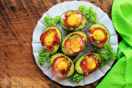 木制的新鲜饮食AvocadoEgg深木底背面有熏培根的船图片