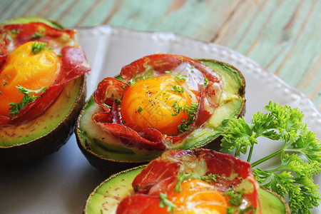 自制美食AvocadoEgg深木底背面有熏培根的船蔬菜图片