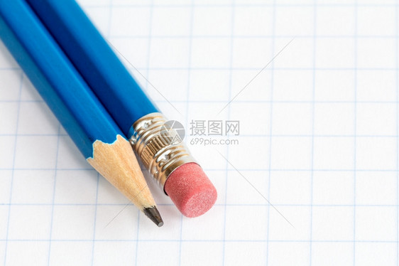 纸上的蓝色铅笔图片