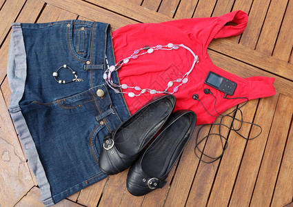 夏季妇女服装和鞋子配有珠宝和mp3播放器时髦的随意红色图片