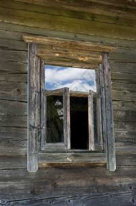 木制农场房屋墙上的旧窗户单身分段玻璃图片