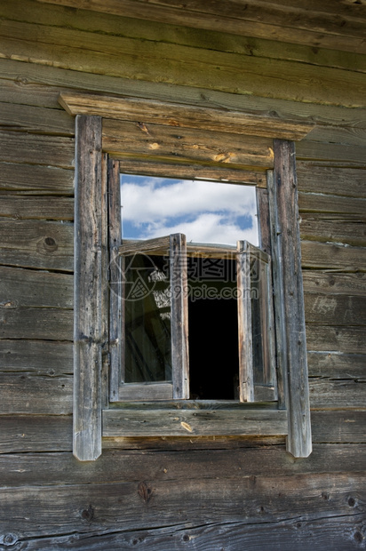 木制农场房屋墙上的旧窗户单身分段玻璃图片