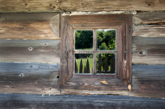 俄罗斯传统的住宅木制农场房屋墙上的旧窗户图片