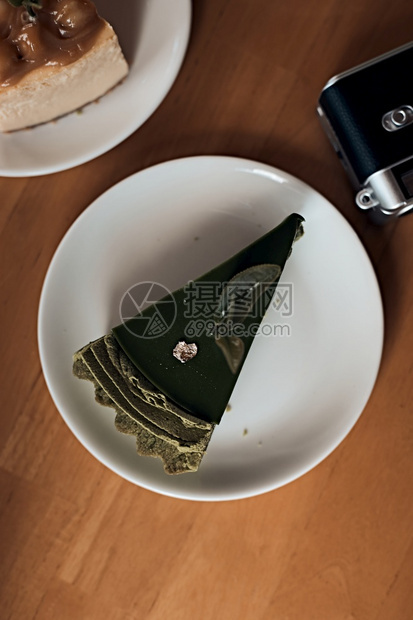 由绿茶制成的蛋糕由绿茶制成的蛋糕一顿饭健康烘烤的图片