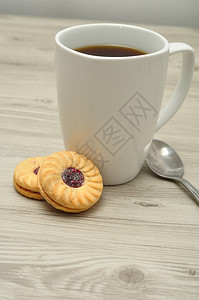 健康金的食物白杯加咖啡和圆果酱的白杯子填满了饼干图片