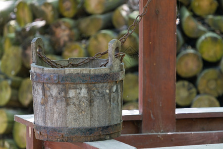 战争靠近井边的旧木桶老柳条图片