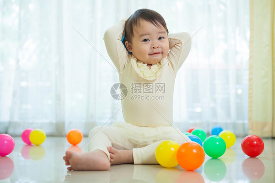 在客厅地板地上玩耍的小女孩婴儿图片