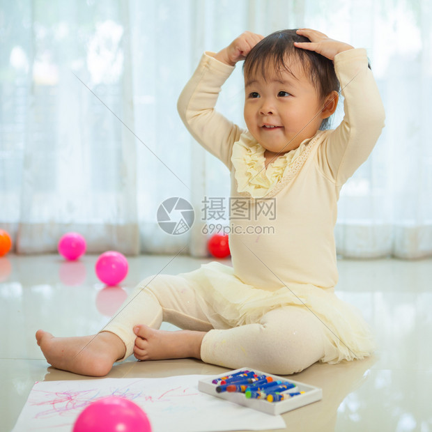 在客厅地板地上玩耍的小女孩婴儿图片