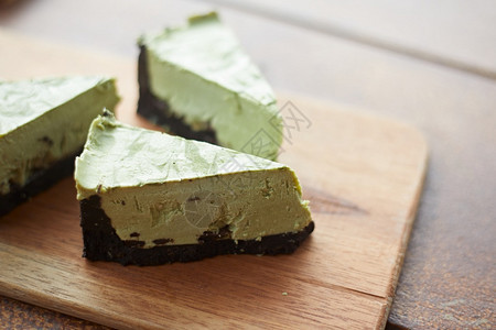 喝美味的食蛋糕由绿茶制成美味的餐蛋糕小吃盘子图片