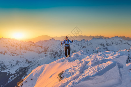 孤独男人水墨登顶的孤单山者夹克家远征设计图片