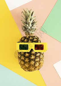 机器戴3D杯眼镜的顶视图菠萝高坚果图片