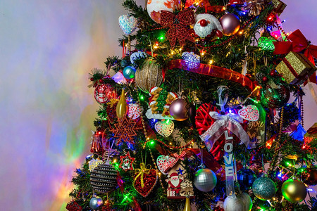 圣诞树上的灯光和装饰品图片