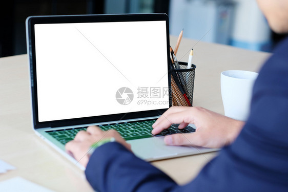 数字的在线视频人手打提笔记本电脑空白屏幕用于模拟板背景顶视图商业技术和生活方式背景概念用空屏来模拟板背景最高视野商业技术和生活方图片