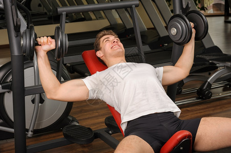 在健身房锻炼的男青年图片