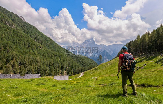 天空人们旅行希克走上足迹欣赏意大利阿尔卑斯山全景图片