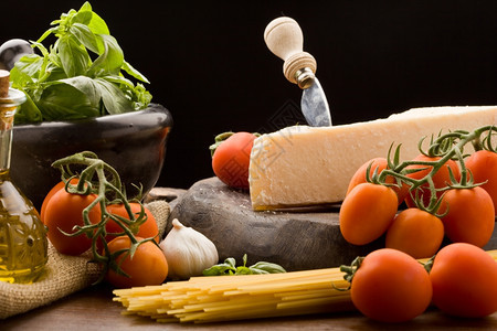 起司涂番茄酱的意大利面加番茄酱成分照片意大利语木制的图片