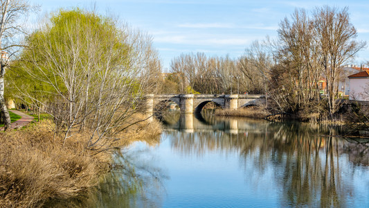 西班牙帕伦亚卡斯蒂利和莱昂卡里翁河上的中世纪石桥旅行建造地标图片