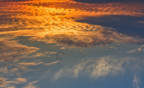 充满活力抽象的夜空中反射日落时有橙色云彩天空景与橙云彩户外图片
