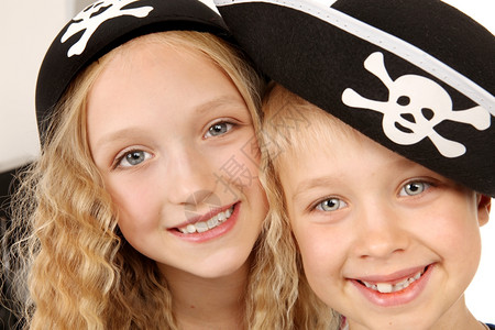 为了万圣节嘉年华装饰中快乐的男孩女海盗白种人喜悦图片
