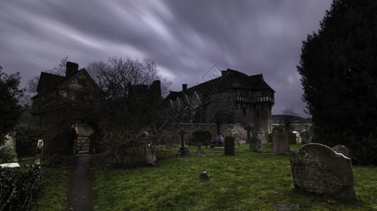 幽灵般的被加固斯托克萨城堡Shropshire修道院景观闹鬼图片