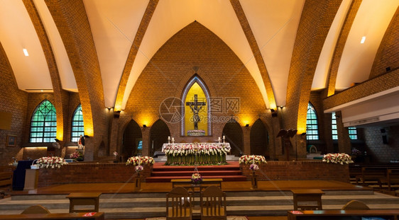 快乐的承诺内部婚礼仪式教堂是一个仪式内衣装饰花朵图片