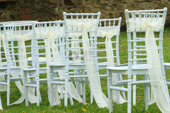 订婚白椅子装饰着丝带的婚纱浪漫图片