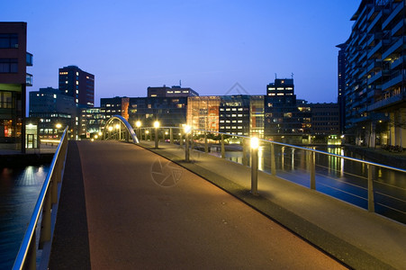 夜间通往大学校园的桥面图片